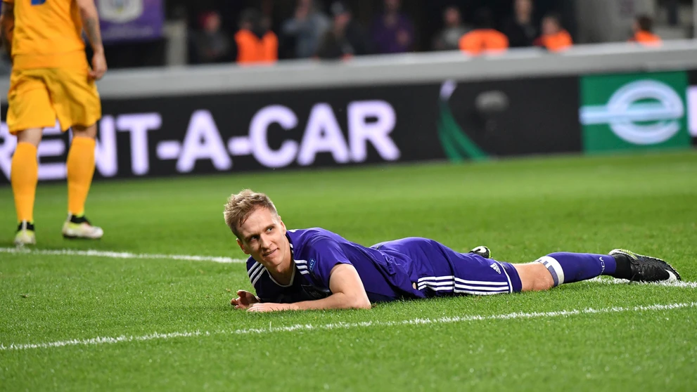 Útočník Anderlechtu Lukasz Teodorczyk leží na trávniku v odvete osemfinále EL proti APOELu.