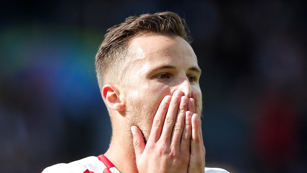 Švajčiarsky zakončovateľ Haris Seferovič si spytuje svedomie po zahodenej šanci v dueli proti Rumunsku na ME vo Francúzsku.