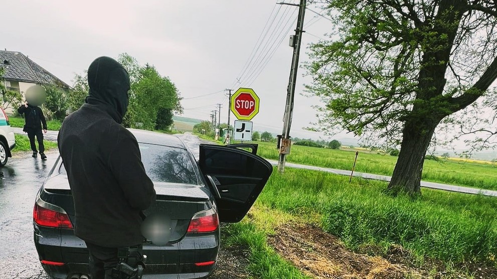 Vodič zastavil, až keď policajti strieľali.