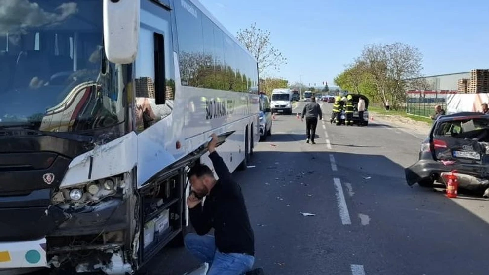 Nehoda, po ktorej traja chlapci utrpeli šok.