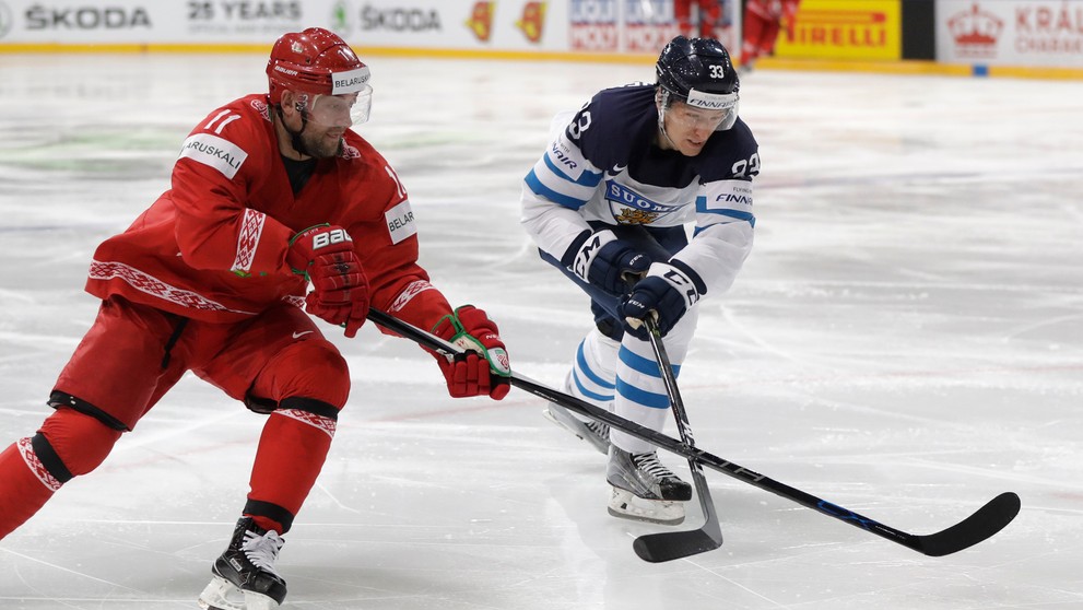 Alexander Kulakov (vľavo) z Bieloruska atakuje Fína Markusa Hannikainena v dueli MS 2017.