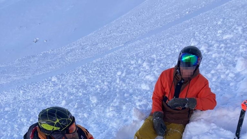 V Nízkych Tatrách sa strhli dve lavíny, stiahli so sebou dvoch lyžiarov