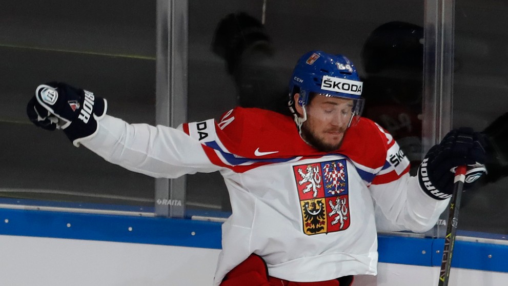 Bielorus Jegor Šarangovič (dolu) a Čech Tomáš Kundrátek v kolízii.