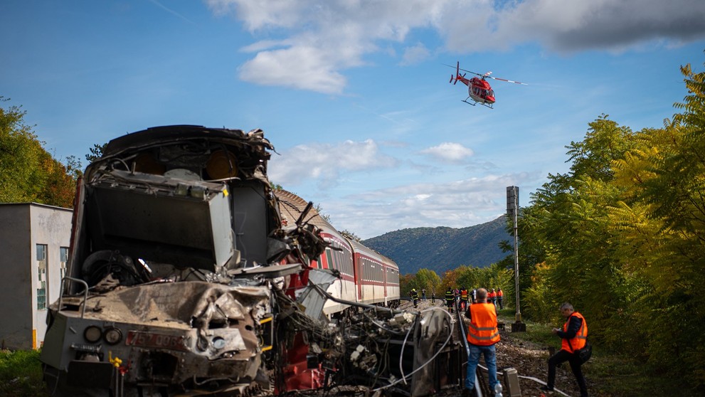 Silné zábery čelnej zrážky rýchlikov.