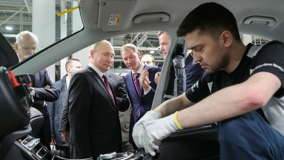 Vladimir Putin počas prehliadky limuzíny v priemyselnom parku na predmestí Moskvy.