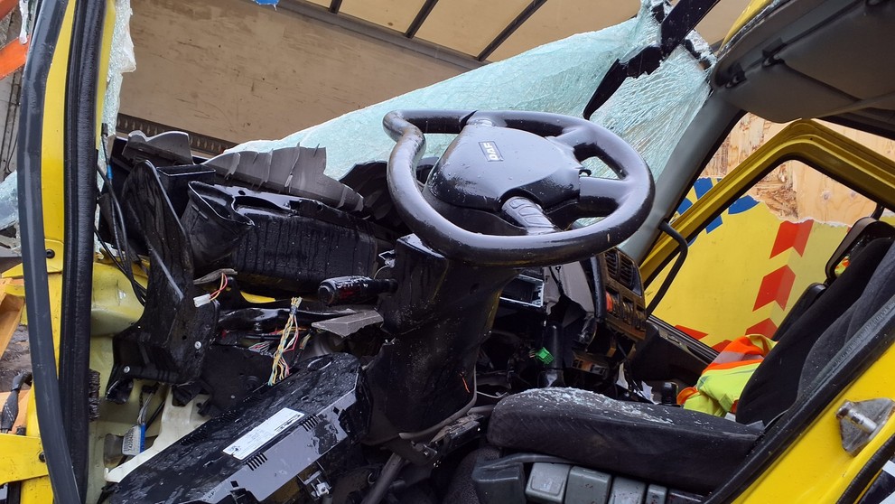 Kamión sa čelne zrazil s odťahovkou