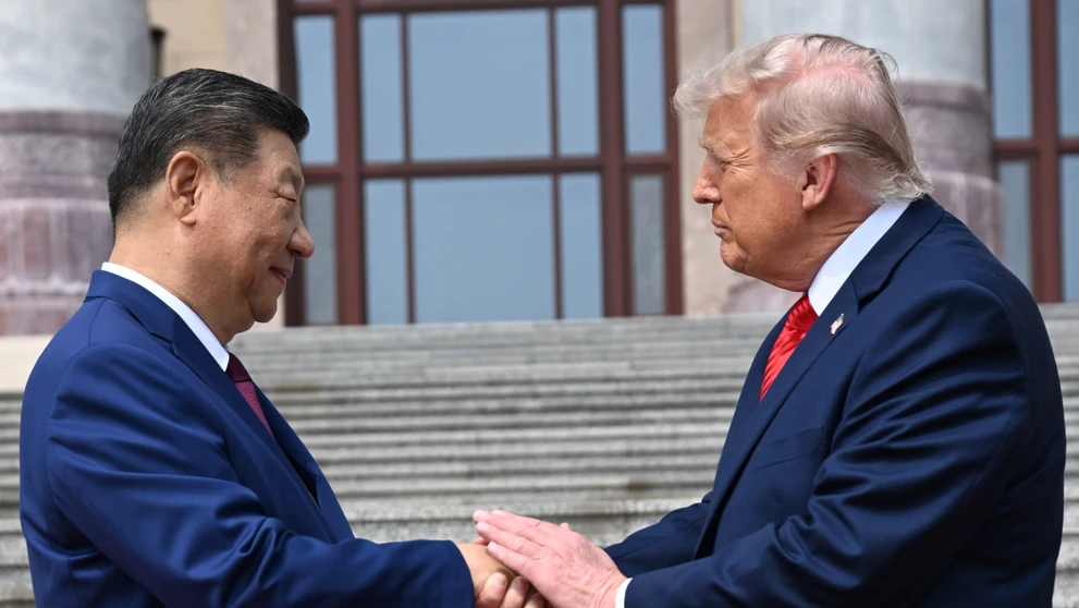 Americký prezident Donald Trump (vľavo) a čínsky prezident Si Ťin-pching si podávajú ruky počas návštevy chrámu Oltár Nebies v Pekingu.