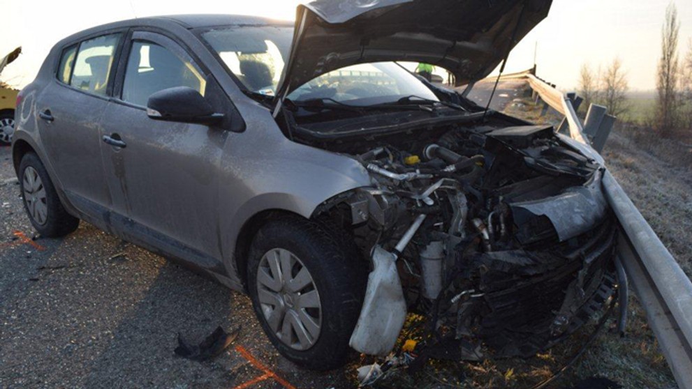 Rozbitý motor na havarovanom aute.