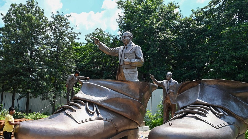 Prípravy na stavbu obrovskej 38 metrov vysokej sochy sociálneho reformátora B.R. Ambedkara v indickom meste Hajderábad.