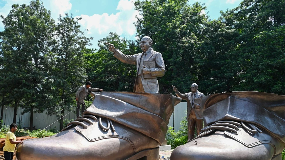 Prípravy na stavbu obrovskej 38 metrov vysokej sochy sociálneho reformátora B.R. Ambedkara v indickom meste Hajderábad.
