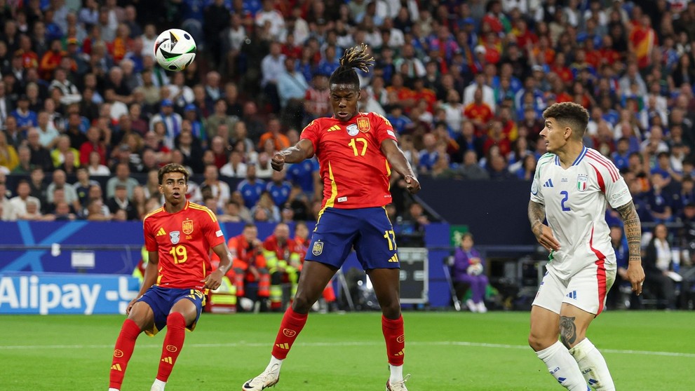 Nico Williams strieľa hlavou na bránku Talianska