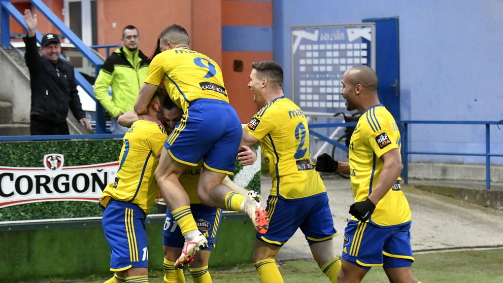 Radosť hráčov Michaloviec po góle v 2. kole nadstavbovej časti Niké ligy skupiny o udržanie sa proti Košiciam.