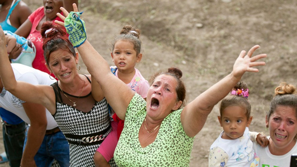 Reakcia ženy po tom, ako popri nej prešiel sprievod s urnou s ostatkami Fidela Castra.