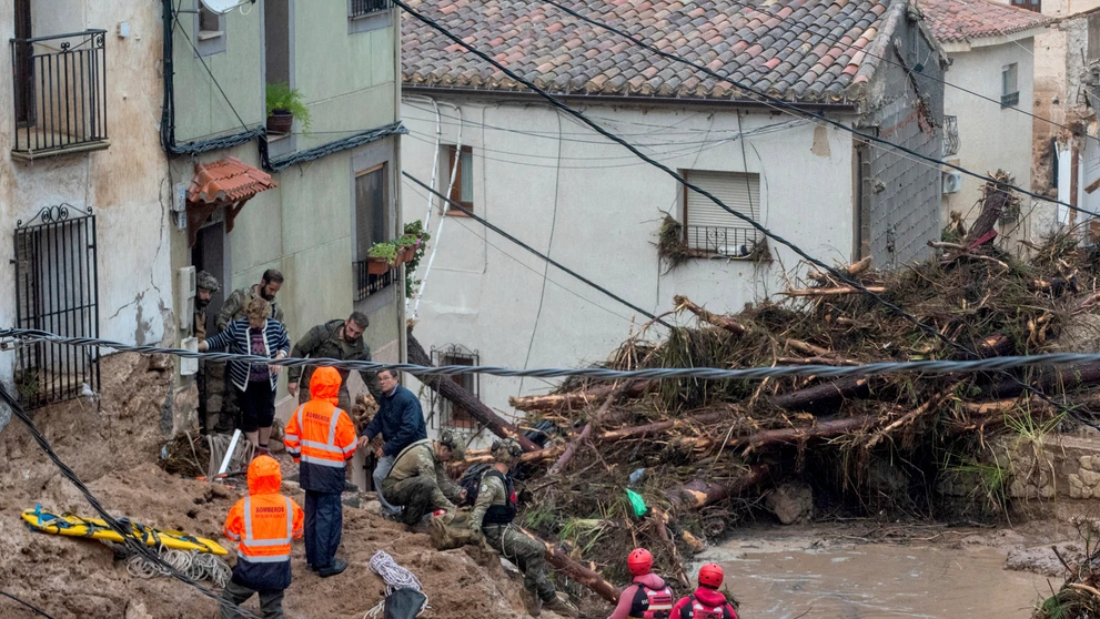 Španielski záchranári a vojaci zachraňujú uviaznutých ľudí v ich domoch po záplavách v španielskom meste Letur.