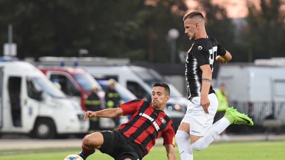 Zľava Dmitris Goutas (Atromitos) a vpravo Eric Ramirez z Dunajskej Stredy v 2. predkole EL.