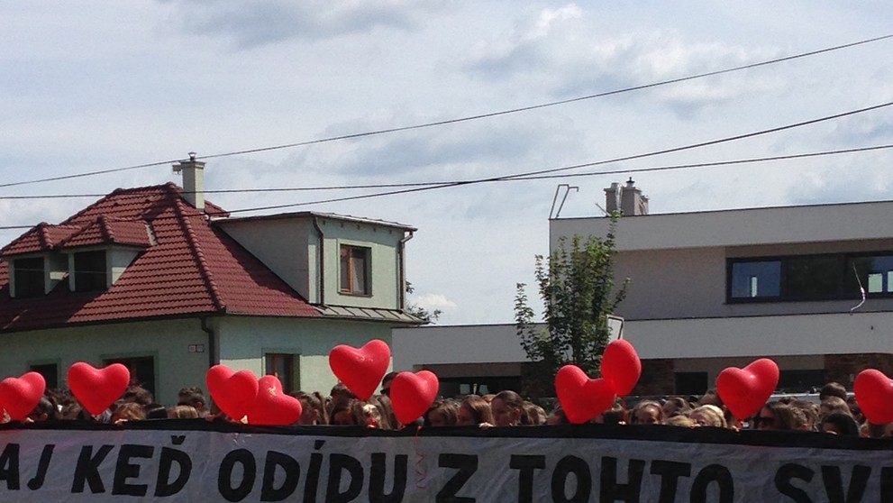 Rozlúčka s mŕtvymi gymnazistkami.