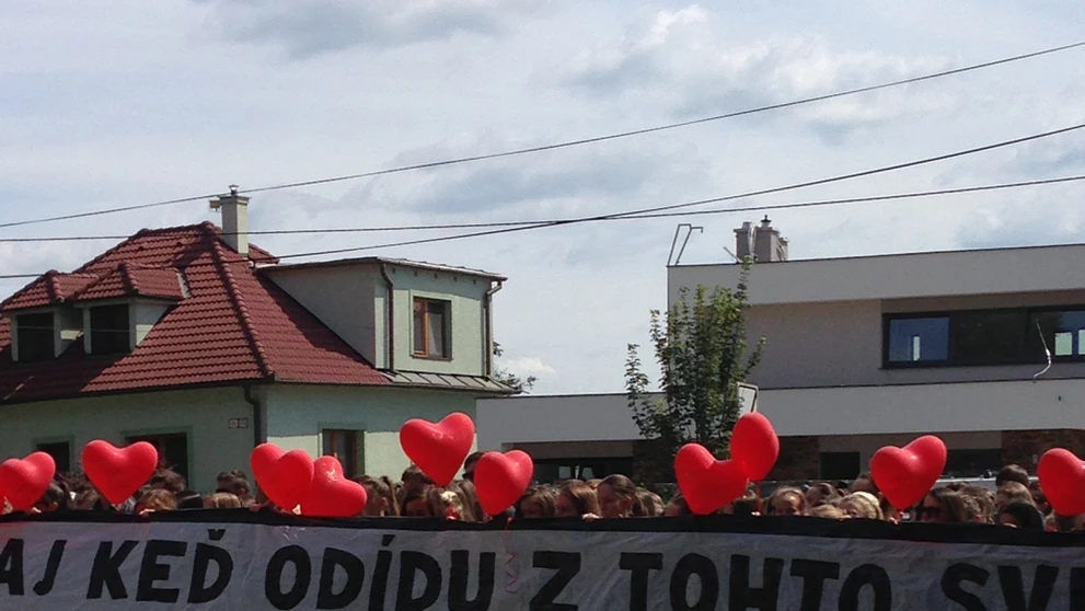 Rozlúčka s mŕtvymi gymnazistkami.