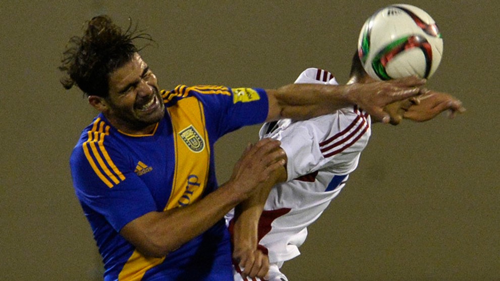 Hráč Michaloviec Samuel Garcia Bayon (vľavo) v hlavičkovom súboji s Trenčanom Martinom Šulekom.