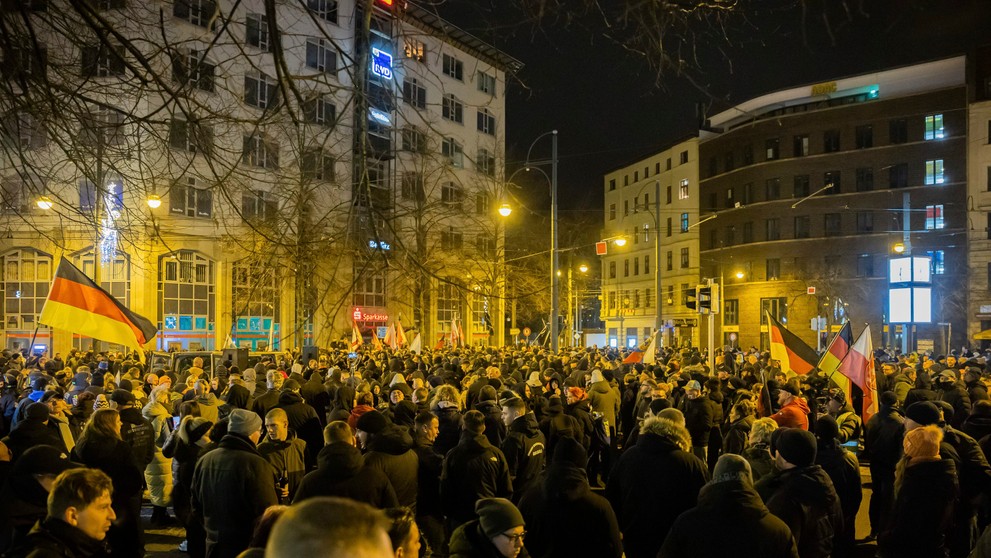 Nemecká krajná pravica počas bohoslužby v Magdeburgu za obete nešťastia.