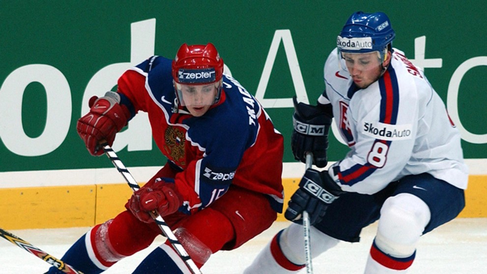 Peter Smrek (vpravo) v súboji o puk s Rusom Ivanom Tkačenkom na MS 2002 v Göteborgu.