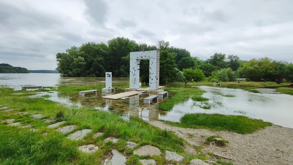 Dunaj pod hradom Devín. 