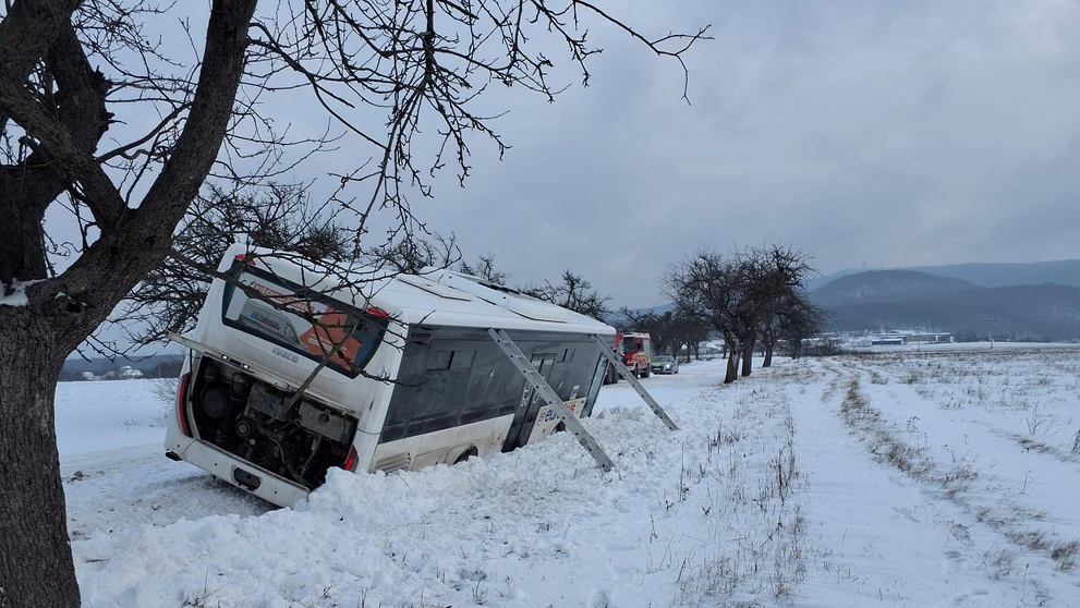 Deti uviazli v autobuse.