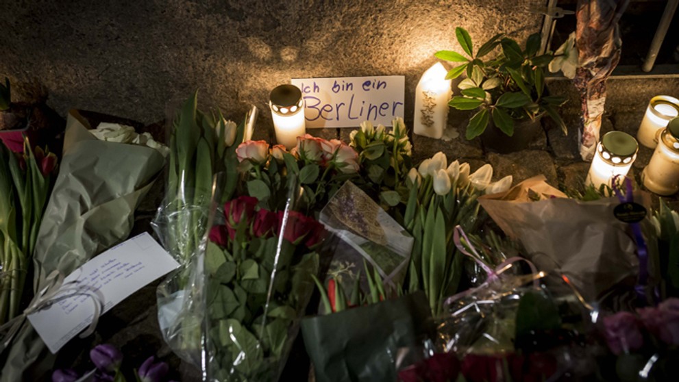 Ľudia spomínajú na obete útoku v Berlíne.