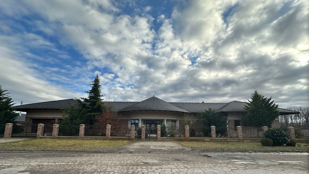 Uprostred dediny, hneď vedľa obecného úradu si Dora po čase postavil obrovskú vilu, ktorá poriadne púta pozornosť. Do práce to tak mal len niekoľko metrov.