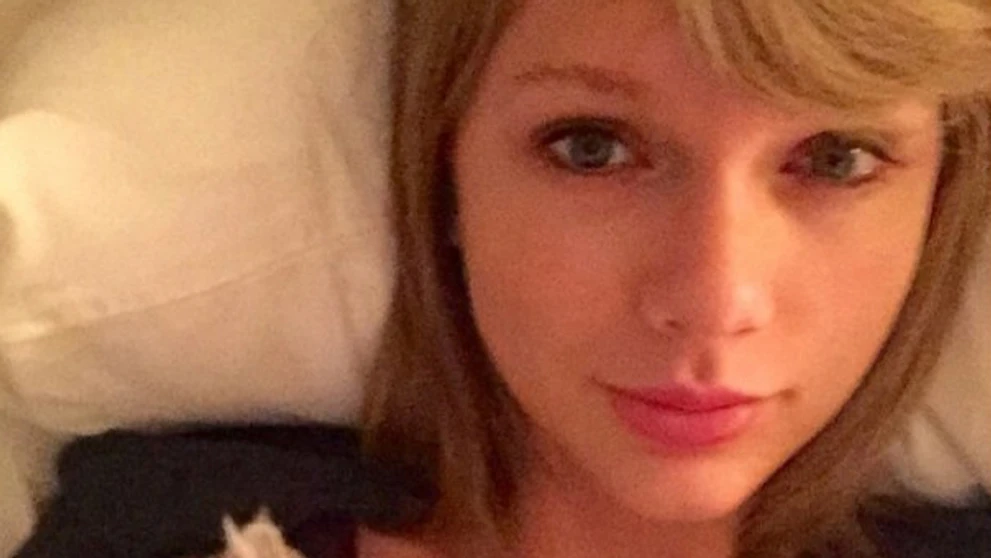 Selfie Taylor Swift v posteli.