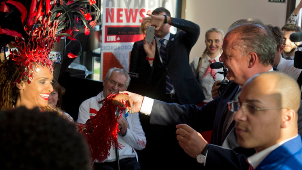 Prezident tancuje s tanečnicou.