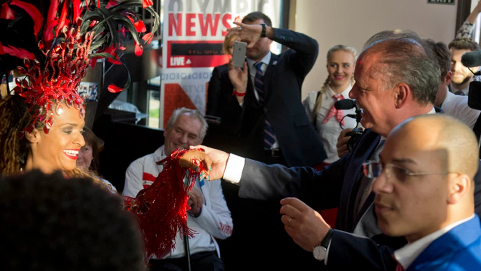 Prezident tancuje s tanečnicou.