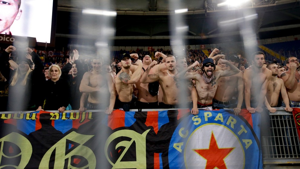 Radosť fanúšikov Sparty Praha na rímskom štadióne Lazia po víťaznom zápase v osemfinále EL UEFA.