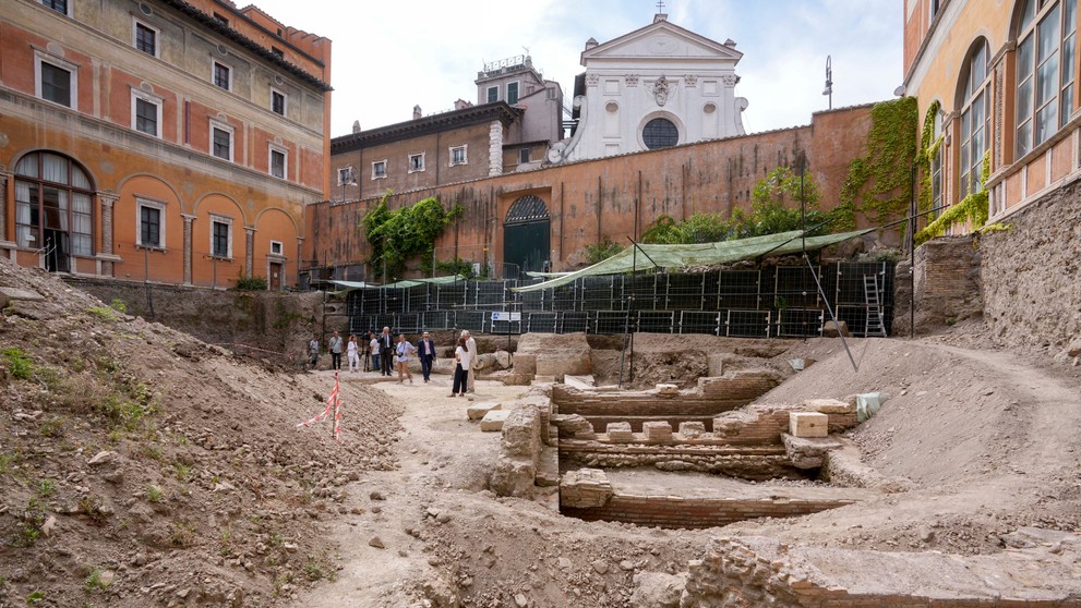 Ľudia sa prechádzajú po mieste zvyškov Nerovho divadla počas prehliadky