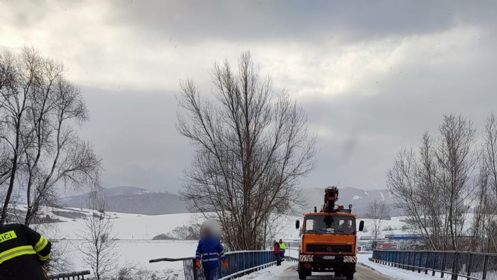 Traktor sa po zrážke zrútil do rieky.