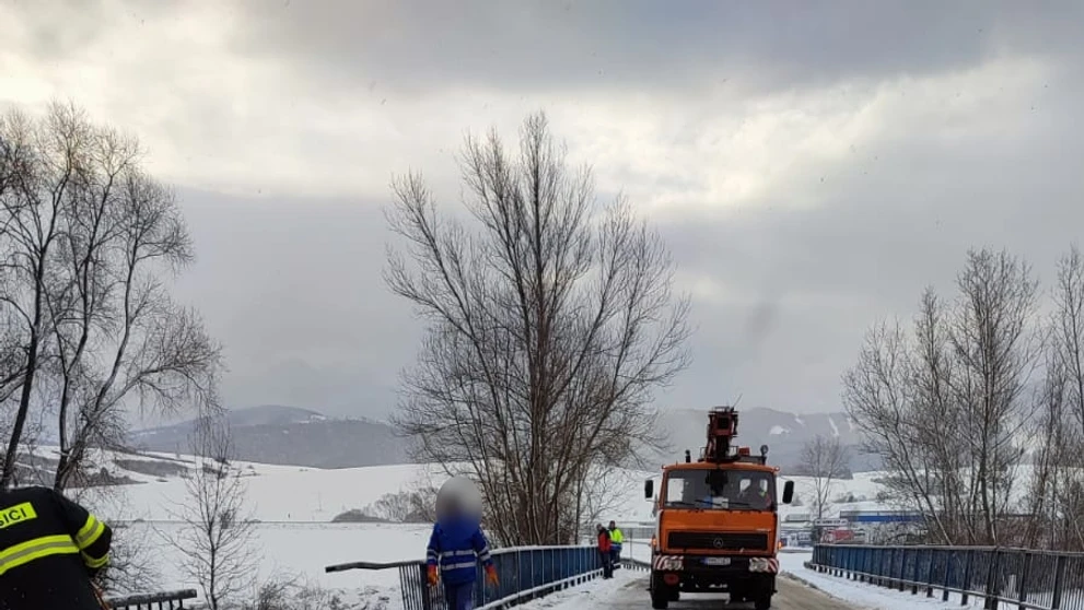Traktor sa po zrážke zrútil do rieky.