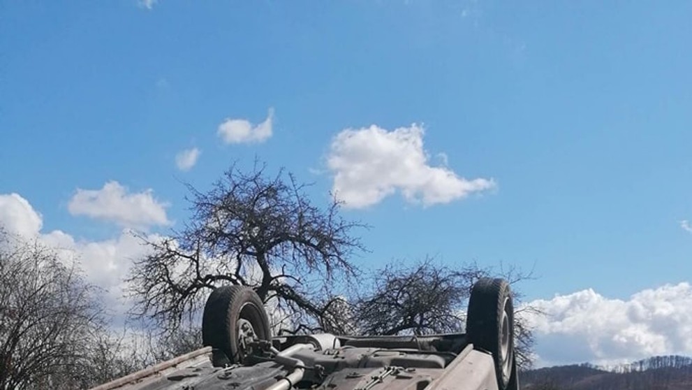 Auto sa po nehode prevrátilo na strechu.