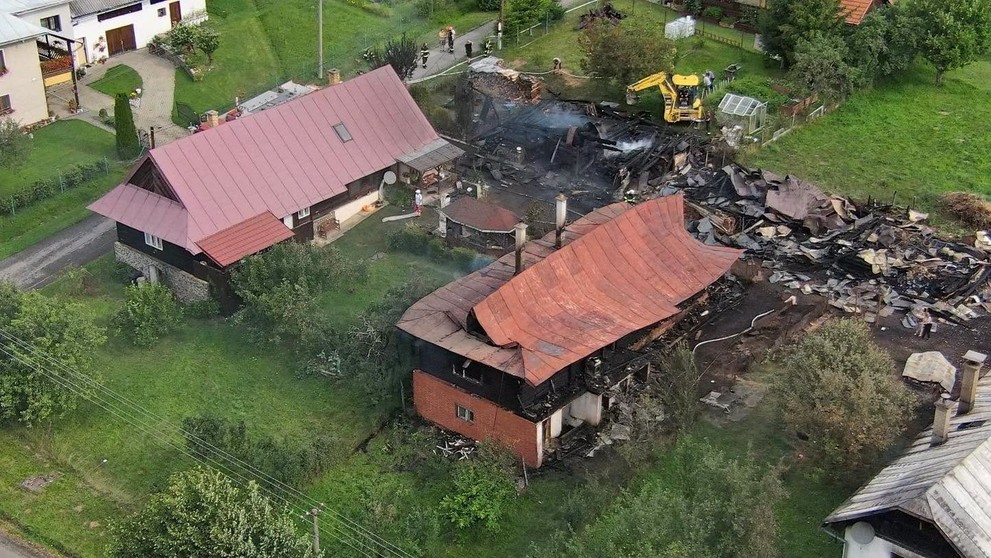 Nočný požiar pri Brezne zasiahol 10 stavieb.