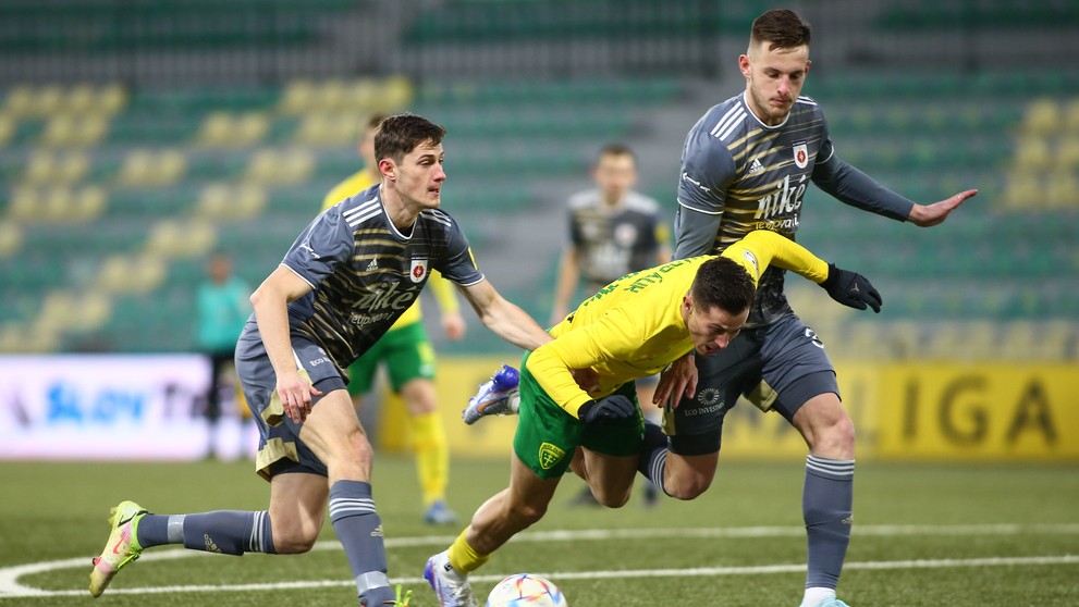 Zľava v súboji o loptu Matej Madleňák (Ružomberok), Adrián Kaprálik (Žilina) a Matúš Malý (Ružomberok).