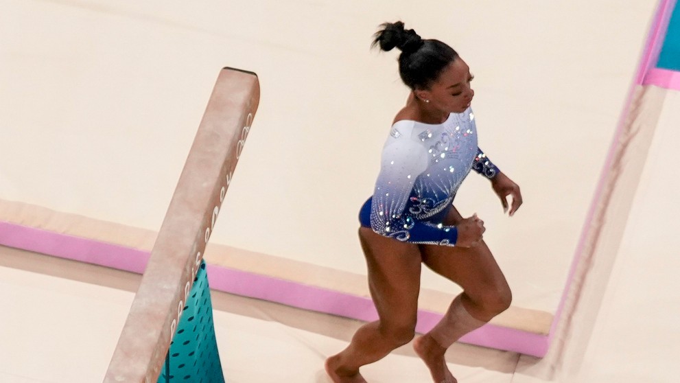 Simone Bilesová spadla počas finále v športovej gymnastike na olympijských hrách 2024 v Paríži.