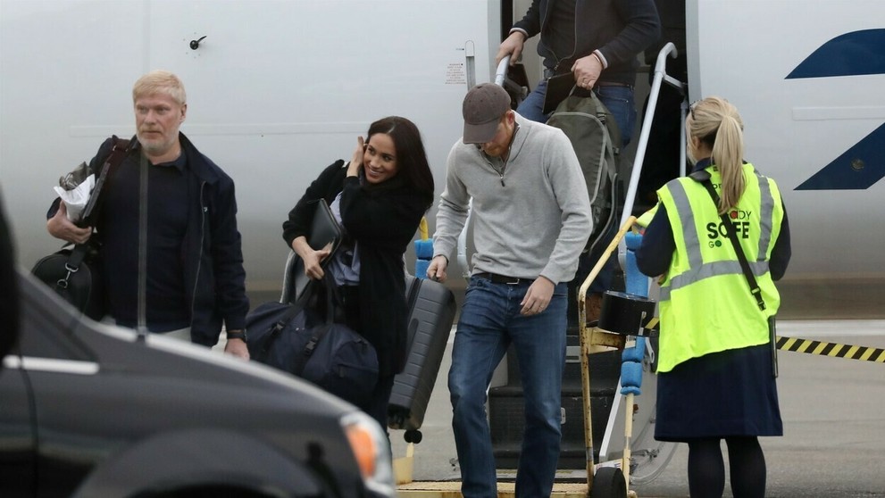 Meghan a Harry už cestujú ako bežní smrteľníci. 