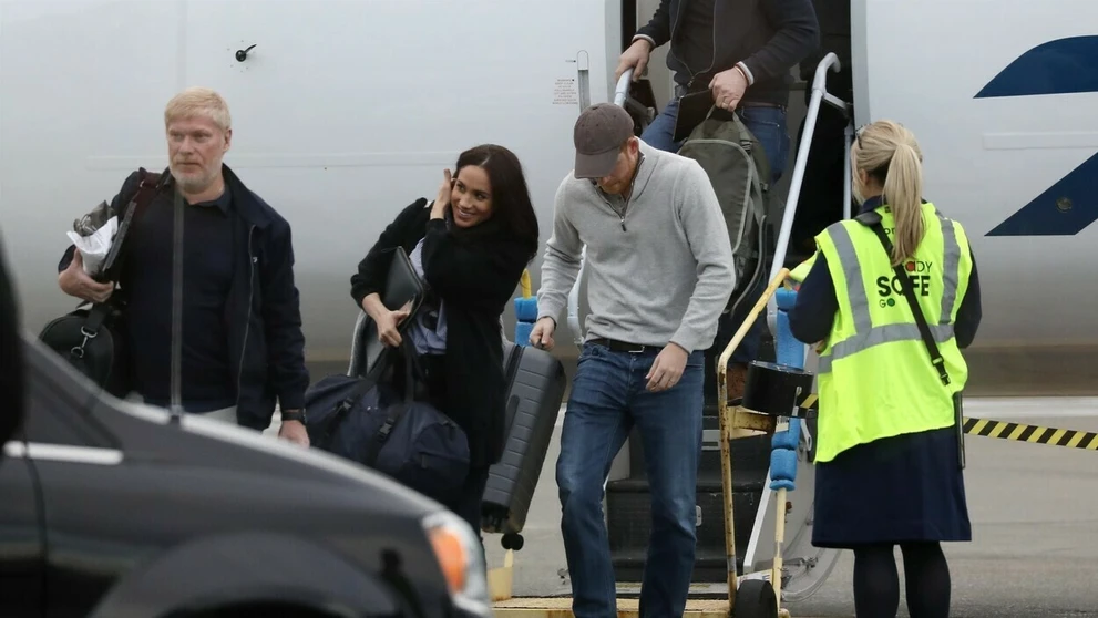Meghan a Harry už cestujú ako bežní smrteľníci. 