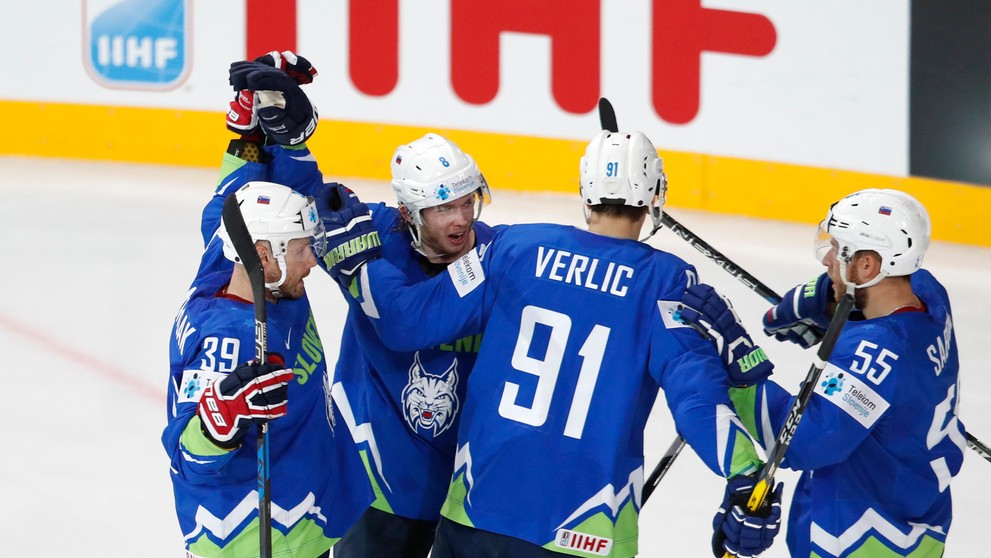 Slovinskí hokejisti sa radujú z gólu v zápase MS 2017 proti Bielorusku.