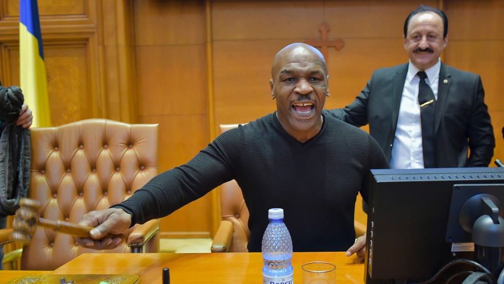 Mike Tyson sa hrá s kladivkom predsedu rumunskej poslaneckej snemovne pri návšteve rumunského parlamentu v Bukurešti.