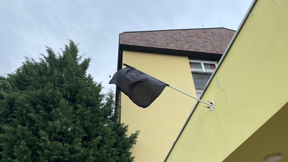 Na internáte vyvesili čiernu vlajku