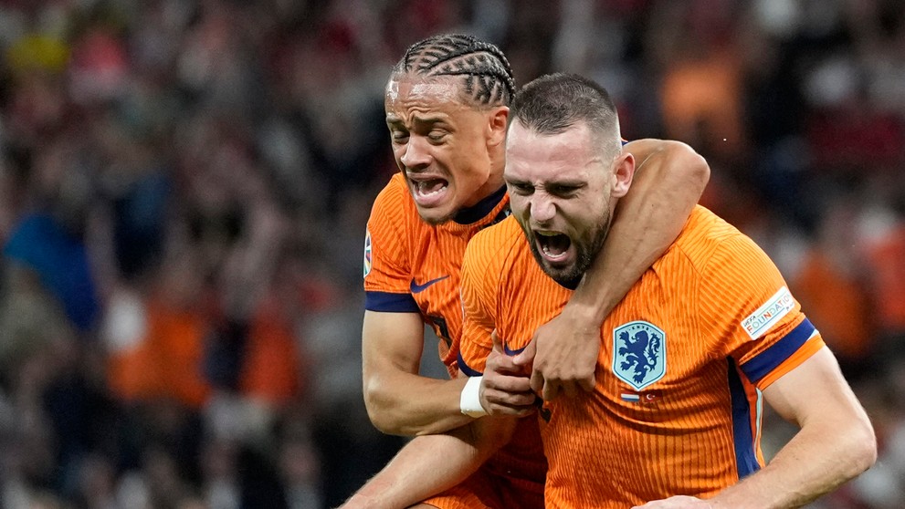 Stefan de Vrij a Xavi Simons oslavujú gól.