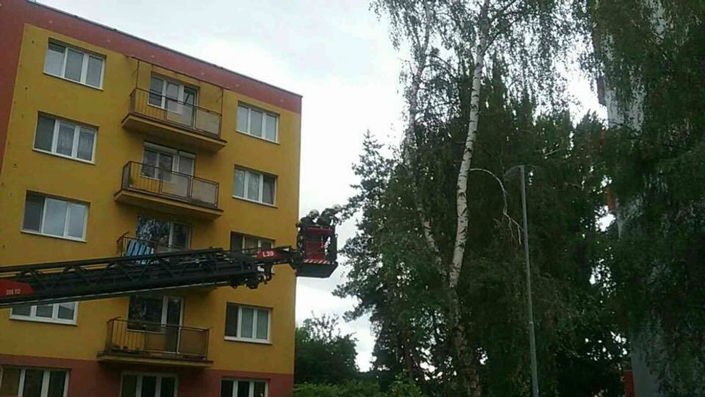 Hasiči bojujú s nepriaznivým počasím.