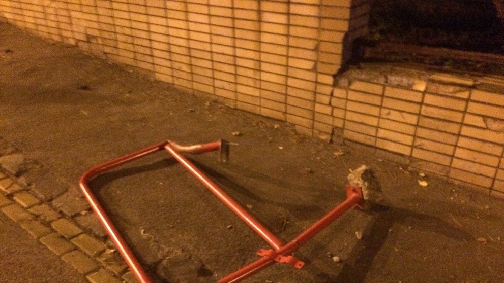 Prevrátené auto na strechce