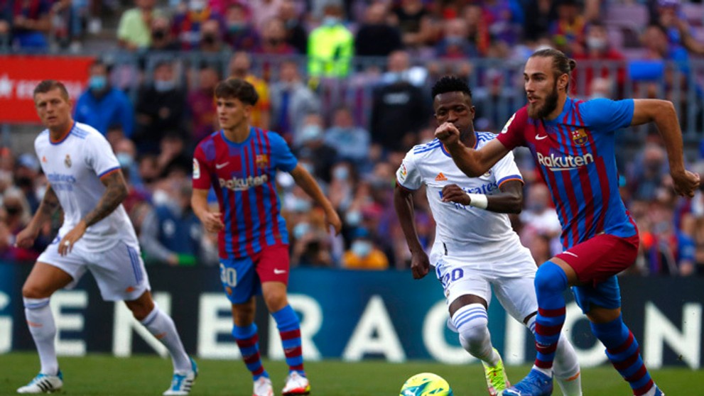 Hráč FC Barcelona  Oscar Mingueza počas zápasu proti Realu Madrid.