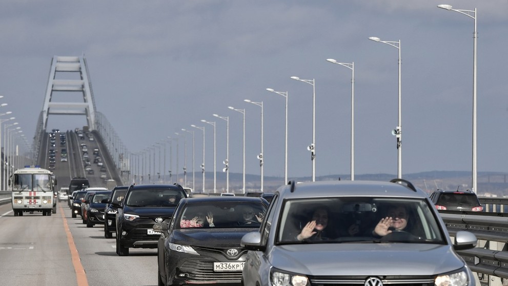 Krymský most je znovu otvorený.