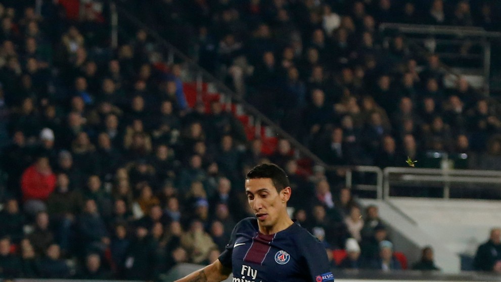 Záložník PSG Ángel di María (s loptou) strieľa gól do siete Ludogorcu Razgrad v zápase LM.